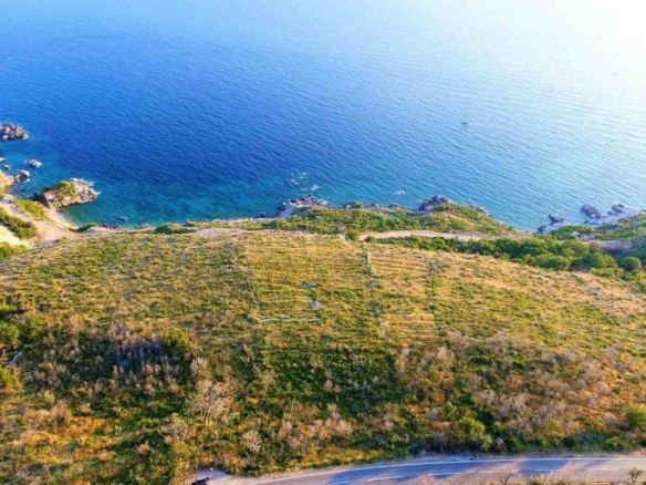 Prodaja atraktivnog zemljišta 8.000 m² na litici mora – Skočiđevojka, Reževići