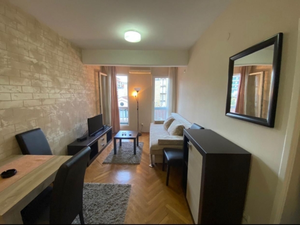 Prodaja modernog jednosobnog stana 40m2– ekskluzivna lokacija, centar Budve (na duži period)