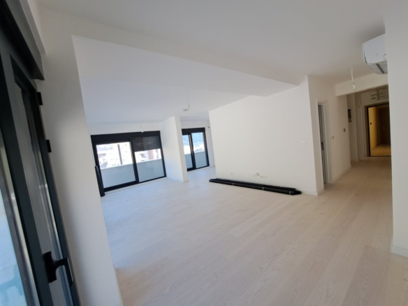 Na prodaju je nov, luksuzni trosoban penthouse površine 146 m², sa dodatnih 120 m² krovne terase i dva garažna mesta- Dubovica Lux, Budva