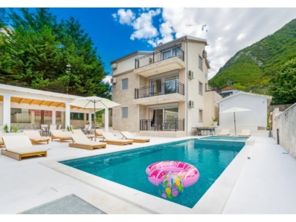 Prodaja moderne vile 240 m² sa bazenom i panoramskim pogledom – Stoliv, Boka Kotorska
