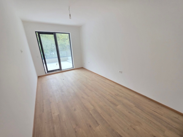 Prodaja jednosobnog stana 65 m² u novogradnji sa velikom terasom, pogledom na more, parkingom i oslobođenjem od poreza na prenos – Kamenovo, Budva