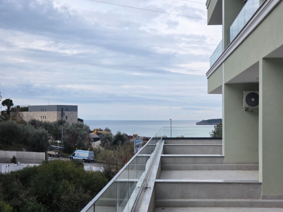 Prodaja studio apartmana 33 m² u novogradnji sa velikom terasom, pogledom na more, parkingom i oslobođenjem od poreza na prenos– Kamenovo, Budva