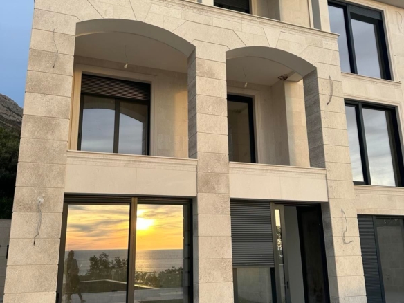 Nova luksuzna Vila sa Pogledom na More i Bazenom u Reževićima, Budva