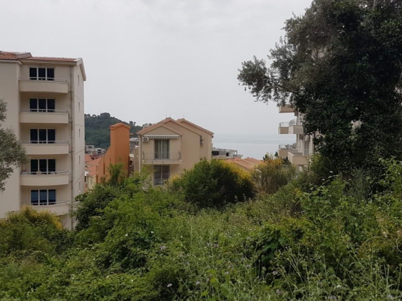 Odličan gradjevinski plac sa idejnim projektom vile na izuzetnoj lokaciji u Petrovcu,(Budva)