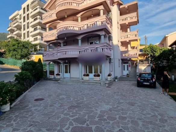 Prostrana kuća 750m2,Maine-Budva