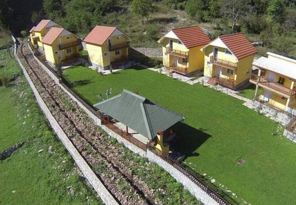 Stambeni kompleks sa 7 kućica blizu Cetinja,Obzovica.