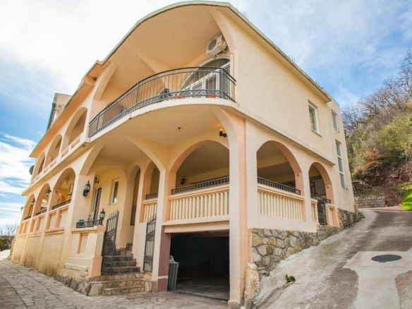 Kuca apartmanskog tipa 540m2 sa panoramskim pogledom na samo 80 metara od mora,Buljarica (Budva)