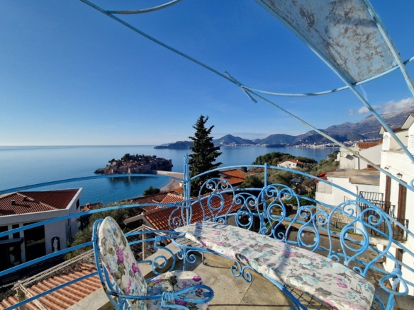 Dupleks trosoban stan 100m2 sa fantastičnim pogledom na more,Sveti Stefan (NA DUZI VREMENSKI PERIOD)