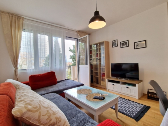 Na prodaju dvosoban moderno opremljen stan od 58m² sa privatnim dvorištem od 50m², na ekskluzivnoj lokaciji u samom centru Budve, na samo 100 metara od mora