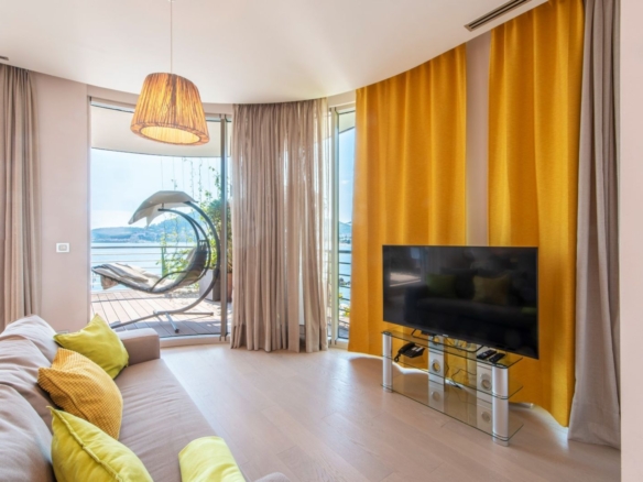 Prodaja luksuznog dvosobnog stana 156m² na prvoj liniji do mora sa panoramskim pogledom – Dukley Gardens, Budva