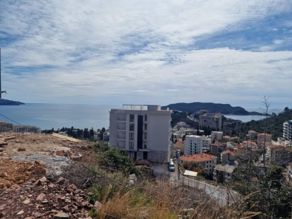 Plac 1.014 m² sa panoramskim pogledom na more za zajedničku gradnju u Bečićima – Mogućnost izgradnje 2.900 m²  (28%)