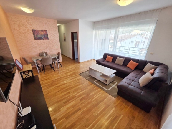 Jednosoban stan 54 m² u centru Budve, 200 metara od mora – odlična investicija
