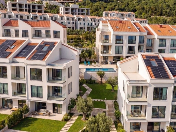 Luksuzna townhouse vila 174 m² sa privatnim bazenom i pogledom na more-Reževići, Budva