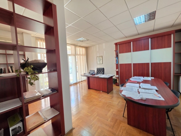Prodaja poslovnog prostora 121 m² sa 5 odvojenih prostorija i parking mestom – na atraktivnoj lokaciji, Rozino, Budva