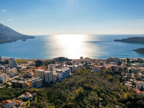 Zajednička gradnja: Ekskluzivno investiciono zemljište 990 m² sa pogledom na more – Bečići, Ivanovići (P+5, maksimalna bruto građevinska površina 3.440 m²)