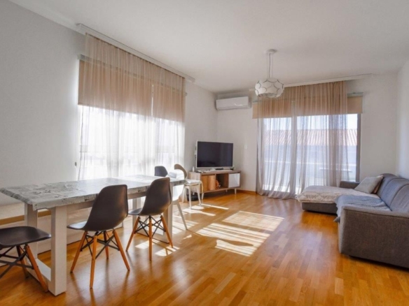 Prodaja opremljenog trosobnog stana 94 m² – Bečići, Budva