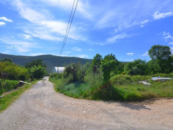 Urbanizovano gradjevinsko zemljište 1600m² na odličnoj lokaciji – Lastva Grbaljska, Budva