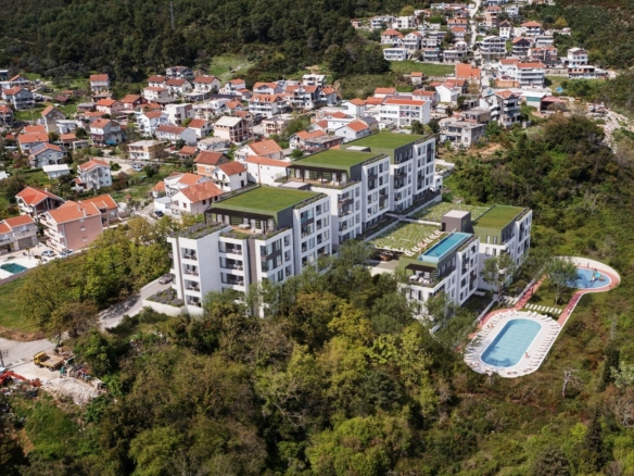 Trosoban penthouse stan (181.35m2 + 58.82m2 terase ) u novom kompleksu sa bazenom – Tivat, Mrčevac