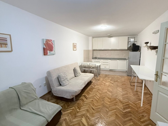 Dvosoban namesten stan od 80m² na atraktivnoj lokaciji u Bečićima