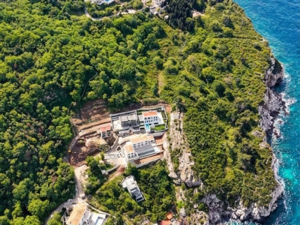 Prodaja urbanizovanog građevinskog zemljišta 400 m² sa panoramskim pogledom i samo 50 m od mora – Rijeka Rezevica, Budva