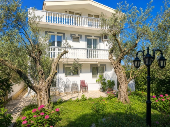 Apartmanska kuća 368m2 sa mogućnošću nadogradnje 300m² – Bečići, odlična investicija