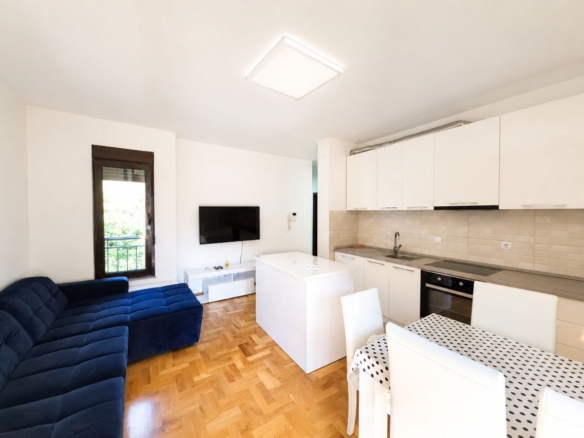 Prodaja novog, opremljenog dvosobnog stana 58m² – Bečići