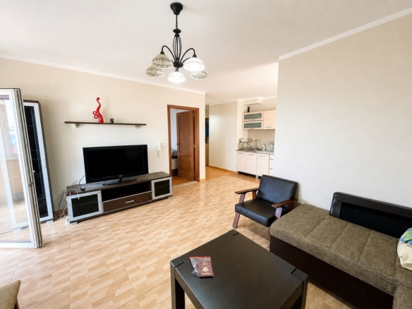 Prostran dvosoban stan 85 m² sa pogledom na more – Lazi, Budva