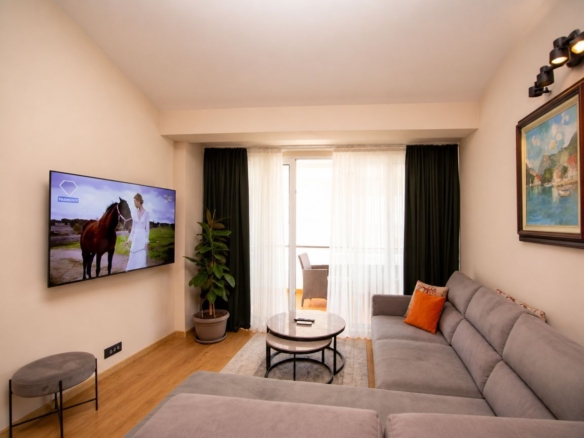 PRODAJA RENOVIRANOG DVOSOBNOG STANA 110 m² (54 m² + 56m2 terase) – ADOK, BUDVA