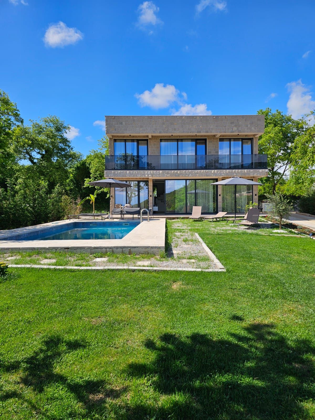 62d6c24f-dd49-42d4-ba1d-27d3be39b85b Izdavanje: Kuća 250 m² – Kotor