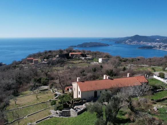 Prodaja autentičnih kamenih kuća 370 m² sa dvorištem 2.500 m² – Čelobrdo, Sveti Stefan
