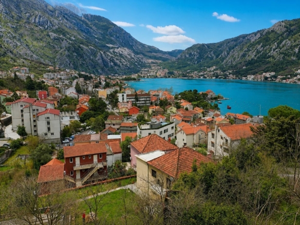 Urbanizovano zemljiste 3200m² u Dobroti, Kotor – 250m od mora