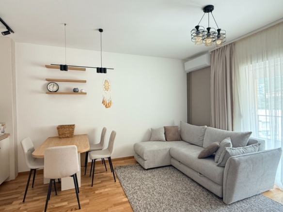 Prodaja novog, moderno opremljenog jednosobnog apartmana 43m² – Bečići, Budva