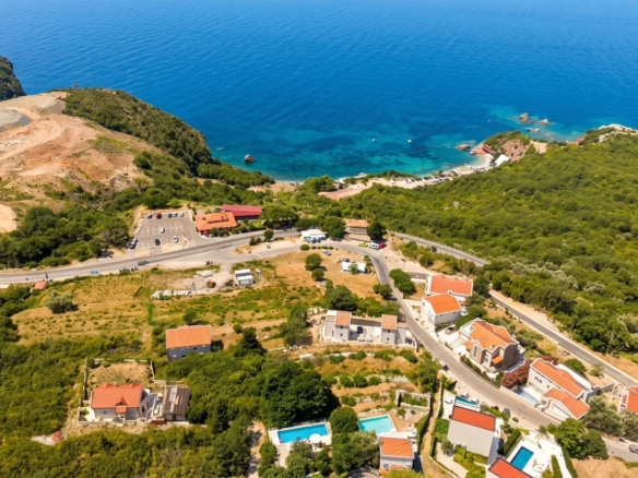 Prodaja urbanizovanog zemljišta 445 m² sa panoramskim pogledom na more i projektom za dve luksuzne vile sa bazenima – Sveti Stefan, Budva