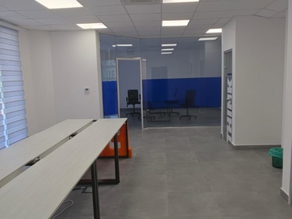 Izdavanje poslovnog prostora 158 m² u ekskluzivnom kompleksu na atraktivnoj lokaciji – Bečići