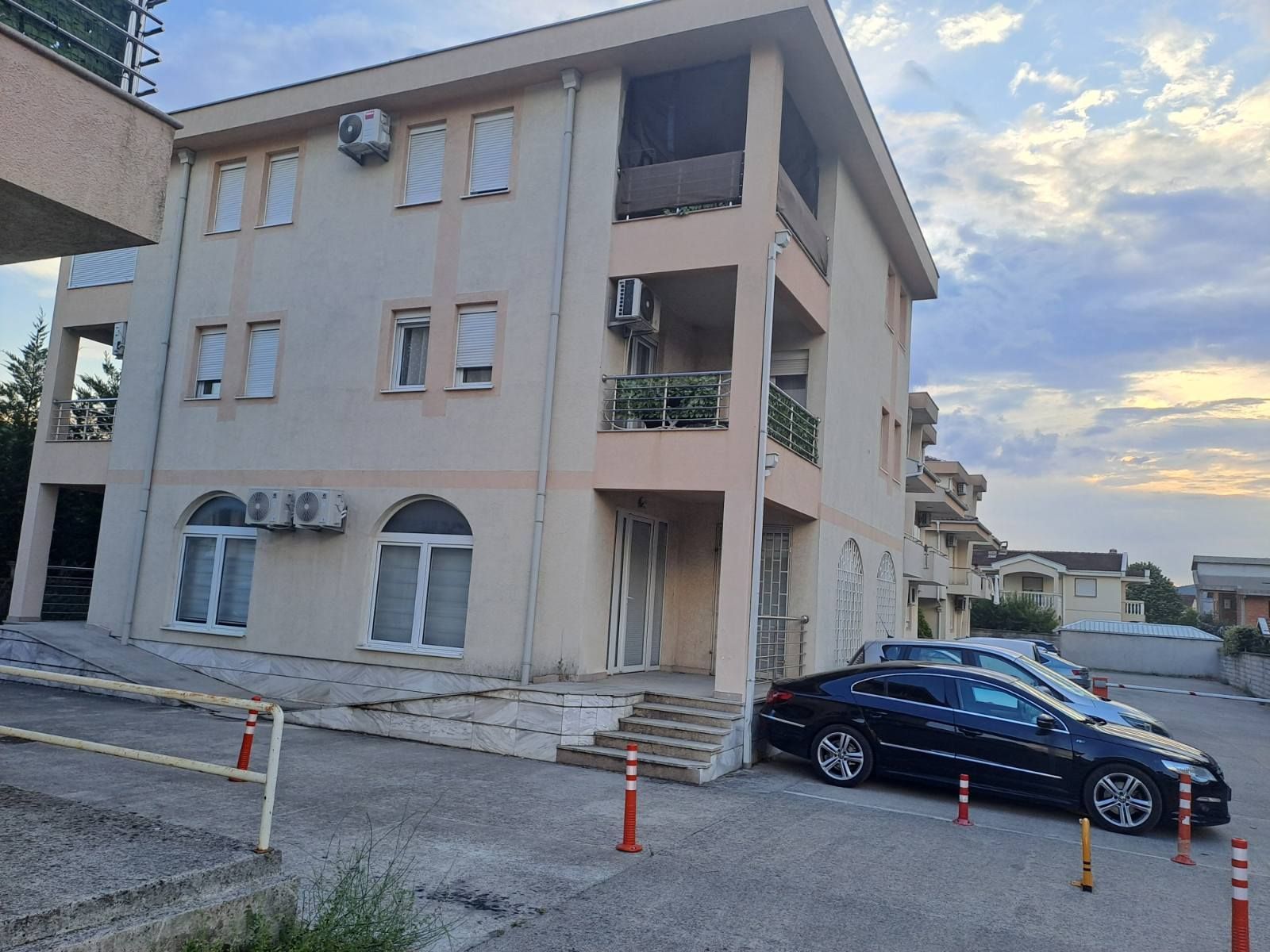 Izdavanje poslovnog prostora 110 m² sa privatnim parkingom – Zabjelo, Podgorica