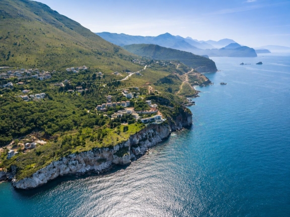 Prodaja ekskluzivnog placa 1.430 m² na prvoj liniji mora sa panoramskim pogledom – Skočidjevojka, Reževići, Budva