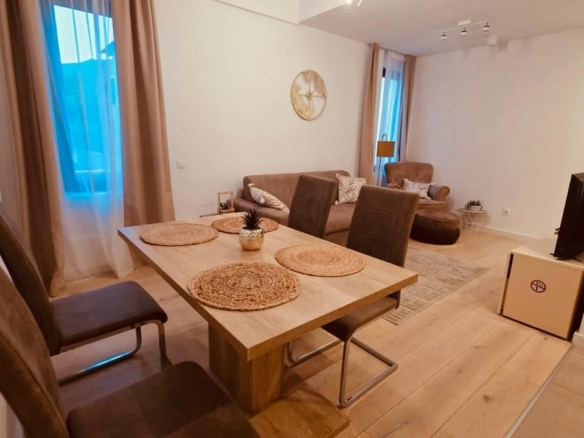 Izdavanje luksuznog jednosobnog stana 50 m² sa terasom 25 m² i garažnim parkingom – Tivat,150m od mora (dostupan od 15.09.2026)