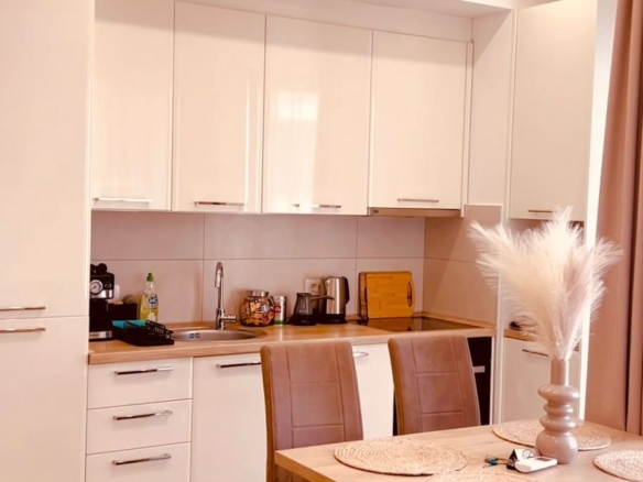 Izdavanje luksuznog jednosobnog stana 45m² sa pogledom na more i garaznim mestom – Tivat,150m od mora (dostupan od 15.09.2026)