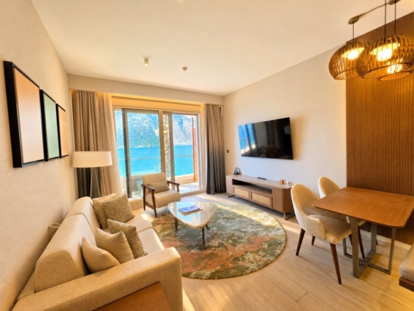 Ekskluzivna prodaja luksuzne vile 103 m² u prestižnom kompleksu na obali mora – krovna terasa sa đakuzijem, panoramski pogled i vrhunski sadržaji, Stoliv – Boka Kotorska