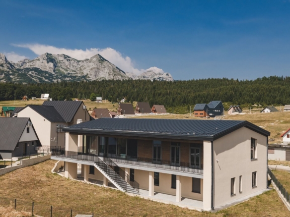 Prodaja vile 1.283 m² na placu od 5.168 m² – Motički Gaj, Žabljak