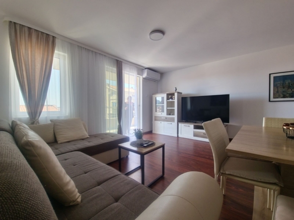 Dvosoban stan 93m² sa pogledom na more, Petrovac  (Izdavanje na period od 05.09.2026 do 01.06.2027)