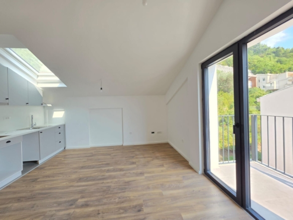 Prodaja jednosobnog stana 42.60 m² + terasa sa pogledom na more u novom kompleksu sa bazenom – Podkošljun, Budva