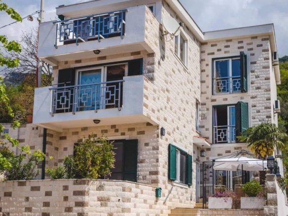 Izdavanje luksuzne vile sa bazenom i panoramskim pogledom na more – Čučuci, Budva- izdavanje na duži period