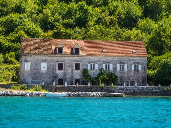 Kotor, Kostanjica – Kamena kuća sa zemljištem od 12.443 m², prva linija do mora