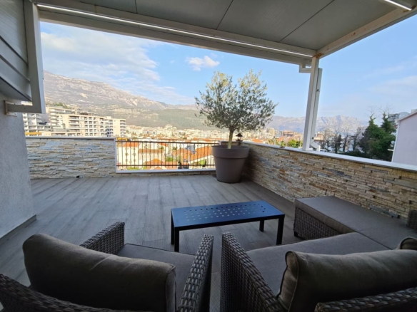 Dvosoban stan sa pogledom na more i grad, Budva (Izdavanje na period od 01.10.2026 do 01.06.2027)