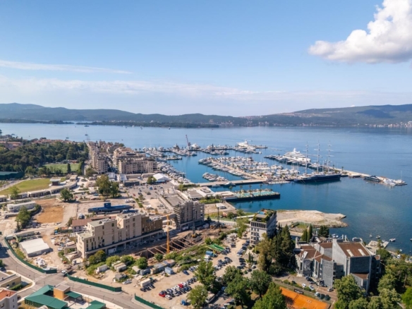 Trosoban penthouse sa krovnim bazenom u novom luksuznom stambenom kompleksu ,Tivat,Porto Montenegro