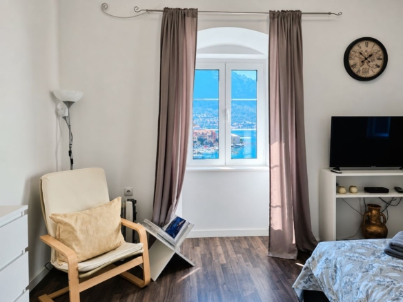 Jednosoban stan 42 m² u prvoj liniji do mora – Stari Grad, Kotor
