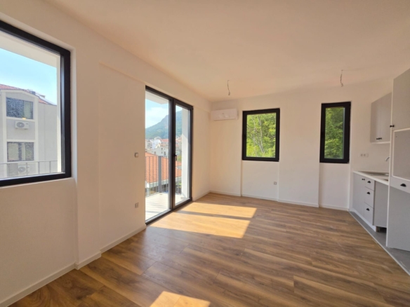 Prodaja jednosobnog stana (36m² + 2 terase) u novom kompleksu sa bazenom – Podkošljun, Budva