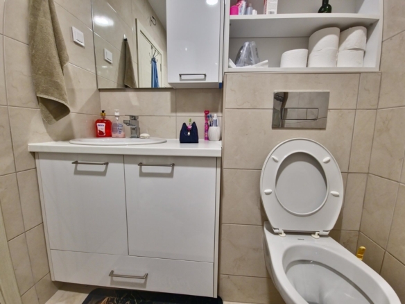 Izdavanje jednosobnog stana 45m² kod autobuske stanice–Budva,Rozino (na period od 01.09.2026 do 01.06.2027)