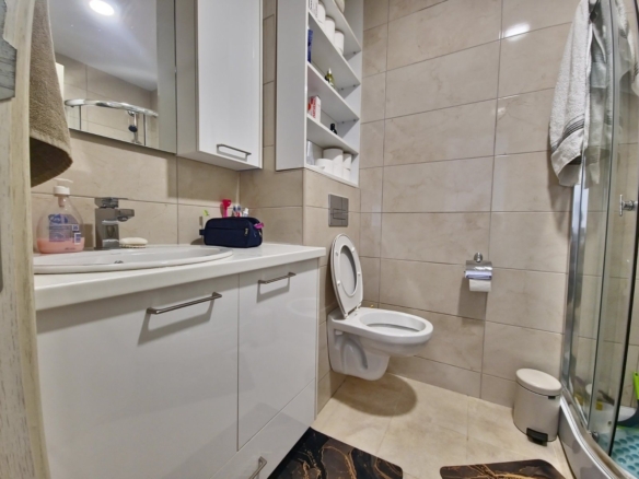 Izdavanje jednosobnog stana 45m² kod autobuske stanice–Budva,Rozino (na period od 01.09.2026 do 01.06.2027)